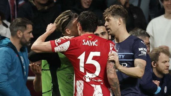 Savic tira del pelo a Grealish en el Atlético-City