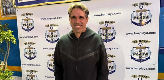 Juan Carlos Valerón posa en la entrada del mítico Bar Playa El Boya, en Arguineguín