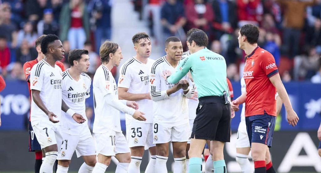 Munuera Montero, con los jugadores del Real Madrid.