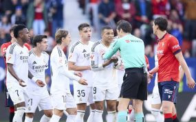 Munuera Montero, con los jugadores del Real Madrid.