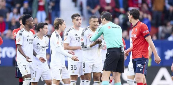 Munuera Montero, con los jugadores del Real Madrid.