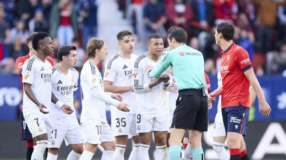 Munuera Montero, con los jugadores del Real Madrid.