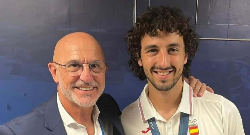 Luis de la Fuente y su hijo Alberto tras ganar el oro olímpico en París.
