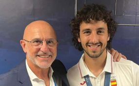 Luis de la Fuente y su hijo Alberto tras ganar el oro olímpico en París.