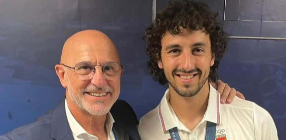 Luis de la Fuente y su hijo Alberto tras ganar el oro olímpico en París.