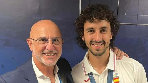 Luis de la Fuente y su hijo Alberto tras ganar el oro olímpico en París.