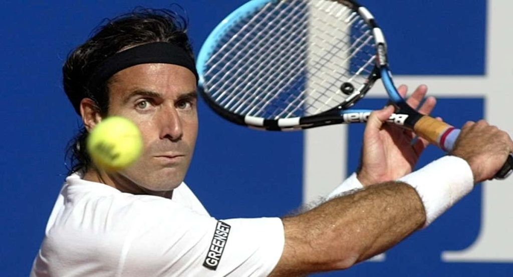 Álex Corretja golpea un revés durante el Masters Series de Montecarlo 2004.
