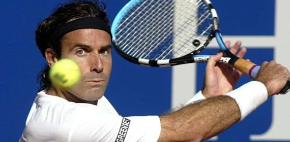 Álex Corretja golpea un revés durante el Masters Series de Montecarlo 2004.