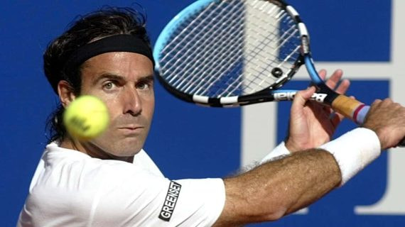 Álex Corretja golpea un revés durante el Masters Series de Montecarlo 2004.