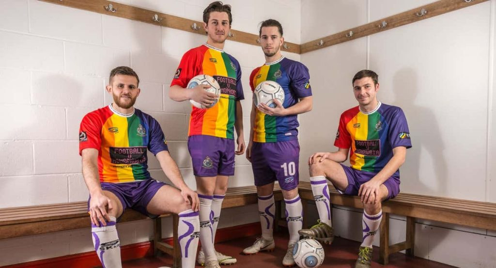 Los jugadores del Altrincham con la camiseta LGTBI.