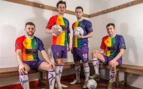 Los jugadores del Altrincham con la camiseta LGTBI.