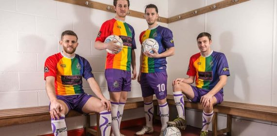 Los jugadores del Altrincham con la camiseta LGTBI.