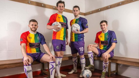 Los jugadores del Altrincham con la camiseta LGTBI.