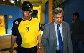 Antonio Muñoz, acompañado del por entonces técnico del Cádiz, Víctor Espárrago.