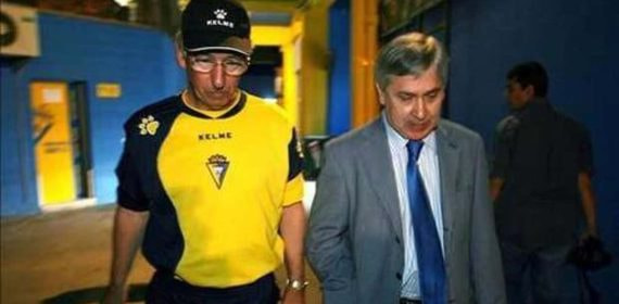 Antonio Muñoz, acompañado del por entonces técnico del Cádiz, Víctor Espárrago.