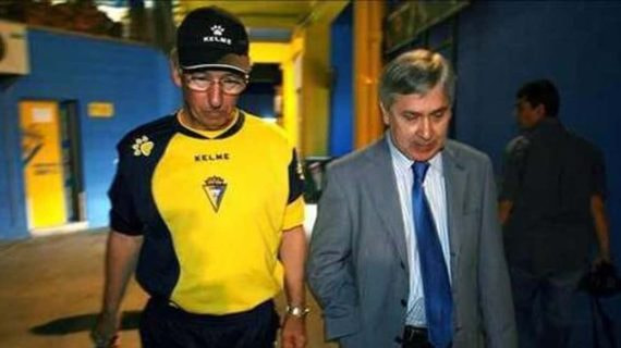 Antonio Muñoz, acompañado del por entonces técnico del Cádiz, Víctor Espárrago.