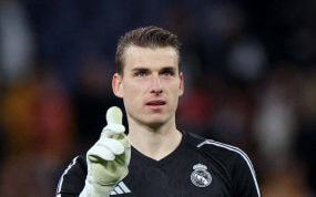 Lunin, en un partido con el Real Madrid.