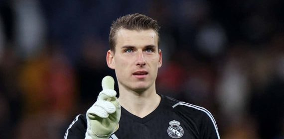 Lunin, en un partido con el Real Madrid.