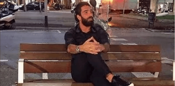 La foto que popularizó el banco, situado en Jardinets de Gràcia.