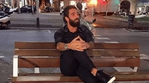 La foto que popularizó el banco, situado en Jardinets de Gràcia.