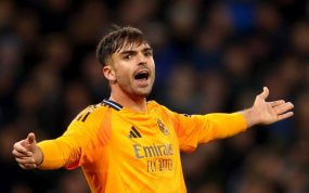 Raúl Asencio, en el partido que el Madrid jugó en Mánchester el martes.