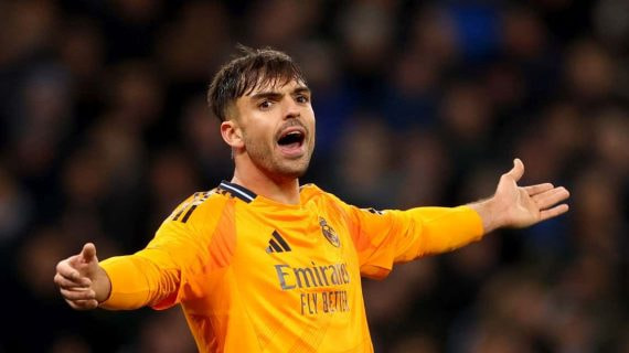 Raúl Asencio, en el partido que el Madrid jugó en Mánchester el martes.