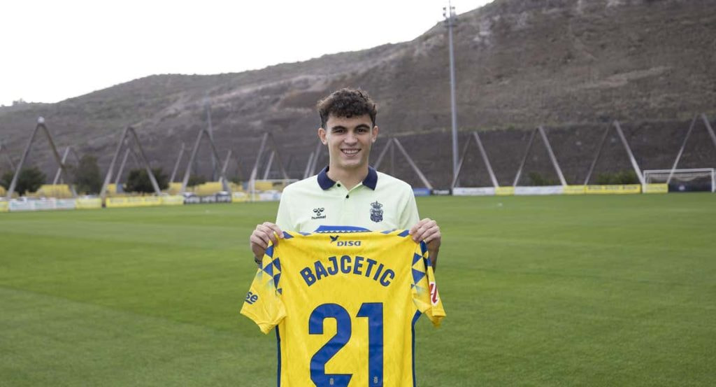 Bajcetic, en su presentación como jugador de Las Palmas.