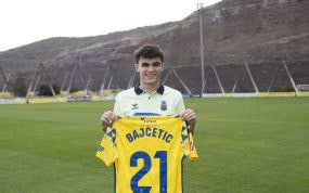 Bajcetic, en su presentación como jugador de Las Palmas.
