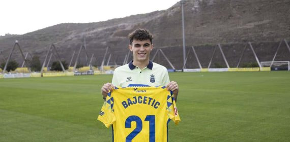Bajcetic, en su presentación como jugador de Las Palmas.