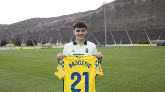 Bajcetic, en su presentación como jugador de Las Palmas.
