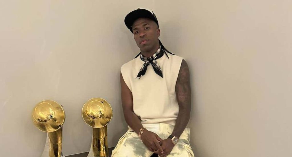 Vinicius, posando con dos premios en su casa.