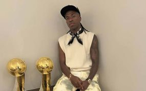 Vinicius, posando con dos premios en su casa.