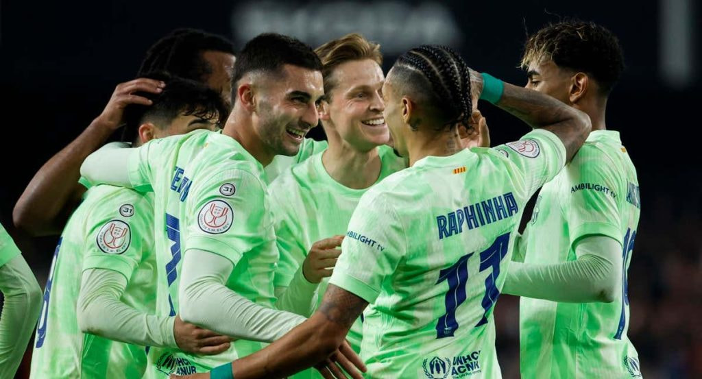 Los futbolistas del Barcelona celebran el pase a las semifinales de la Copa del Rey.