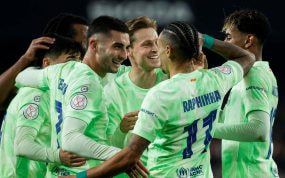 Los futbolistas del Barcelona celebran el pase a las semifinales de la Copa del Rey.