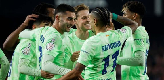 Los futbolistas del Barcelona celebran el pase a las semifinales de la Copa del Rey.