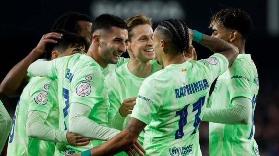 Los futbolistas del Barcelona celebran el pase a las semifinales de la Copa del Rey.