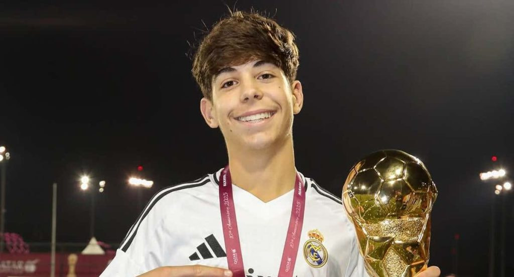 Bryan Bugarín, con el premio a mejor jugador de la Al Kass International Cup.