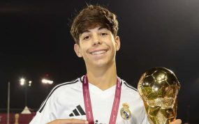 Bryan Bugarín, con el premio a mejor jugador de la Al Kass International Cup.