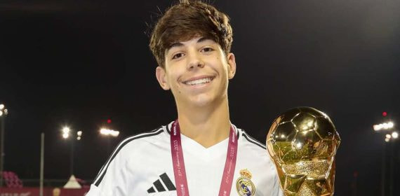 Bryan Bugarín, con el premio a mejor jugador de la Al Kass International Cup.