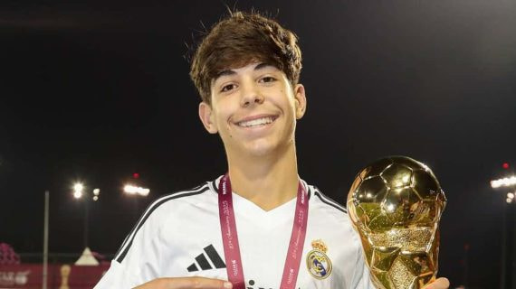 Bryan Bugarín, con el premio a mejor jugador de la Al Kass International Cup.