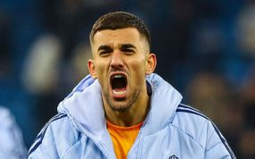 Dani Ceballos celebra la victoria del Real Madrid en Mánchester.