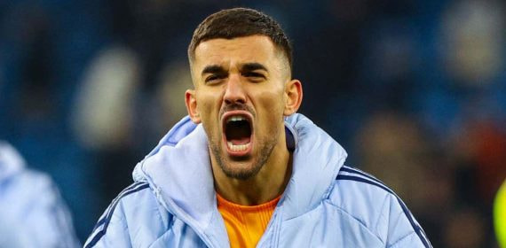 Dani Ceballos celebra la victoria del Real Madrid en Mánchester.