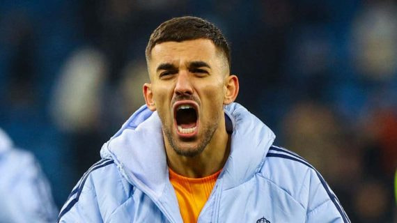 Dani Ceballos celebra la victoria del Real Madrid en Mánchester.