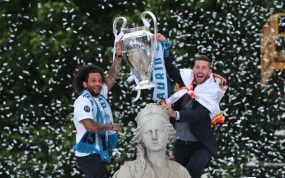 Marcelo y Ramos en Cibeles levantando una Champions League.