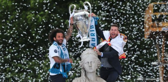 Marcelo y Ramos en Cibeles levantando una Champions League.