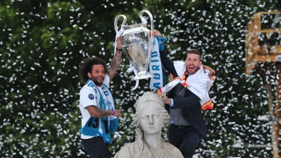 Marcelo y Ramos en Cibeles levantando una Champions League.
