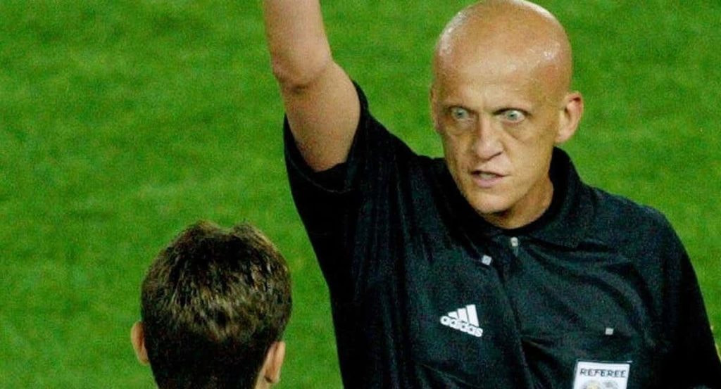 Collina amonesta a Klose en la final del Mundial 2002.