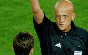 Collina amonesta a Klose en la final del Mundial 2002.
