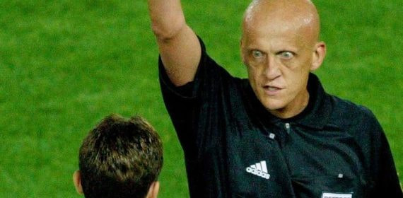 Collina amonesta a Klose en la final del Mundial 2002.