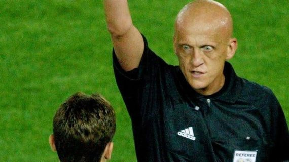 Collina amonesta a Klose en la final del Mundial 2002.